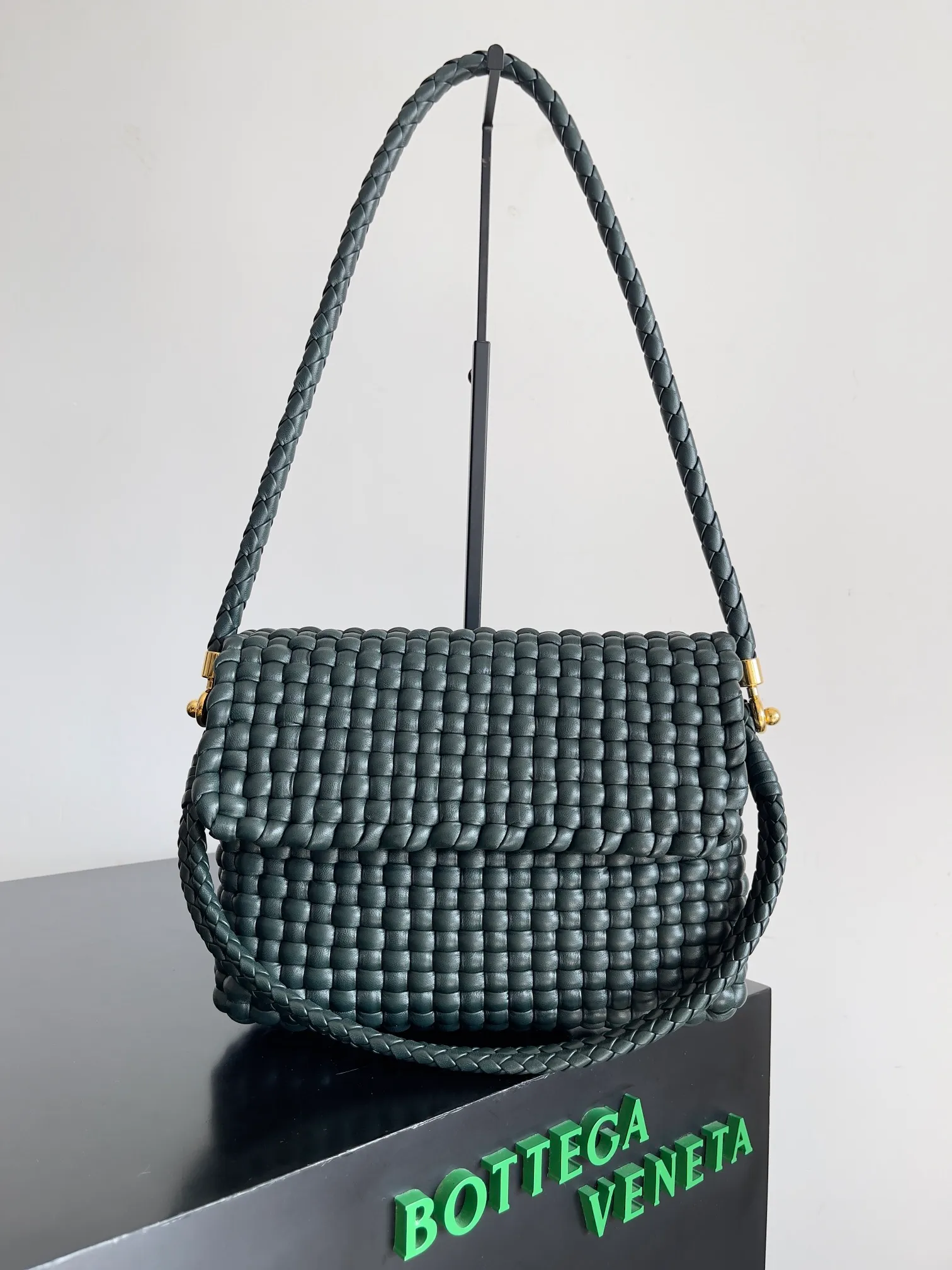 Batch 3120 Reshape the classics, Swing is back, BOTTEGA VENETA Bottega Veneta women's Swing shoulder bag is made of tubular quilted weaving technology. The unique vertical weaving of the bag is impressive. The overall style reveals a medieval style, which is in line with the current retro trend. It is simple and versatile without losing personality. It can be adapted to different styles for work and commuting. Both cross-body and hand carry are created with everyone in mind. It is a bag that does not lose its practicality and beauty [Hop Jump] [Hop Jump] Style No.: 764073 Size: 25*19*6